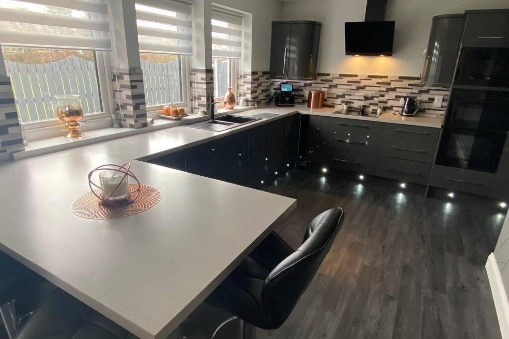 Alcantara- Modern Home With Hot Tub- Sleeps 10 Cromdale Dış mekan fotoğraf